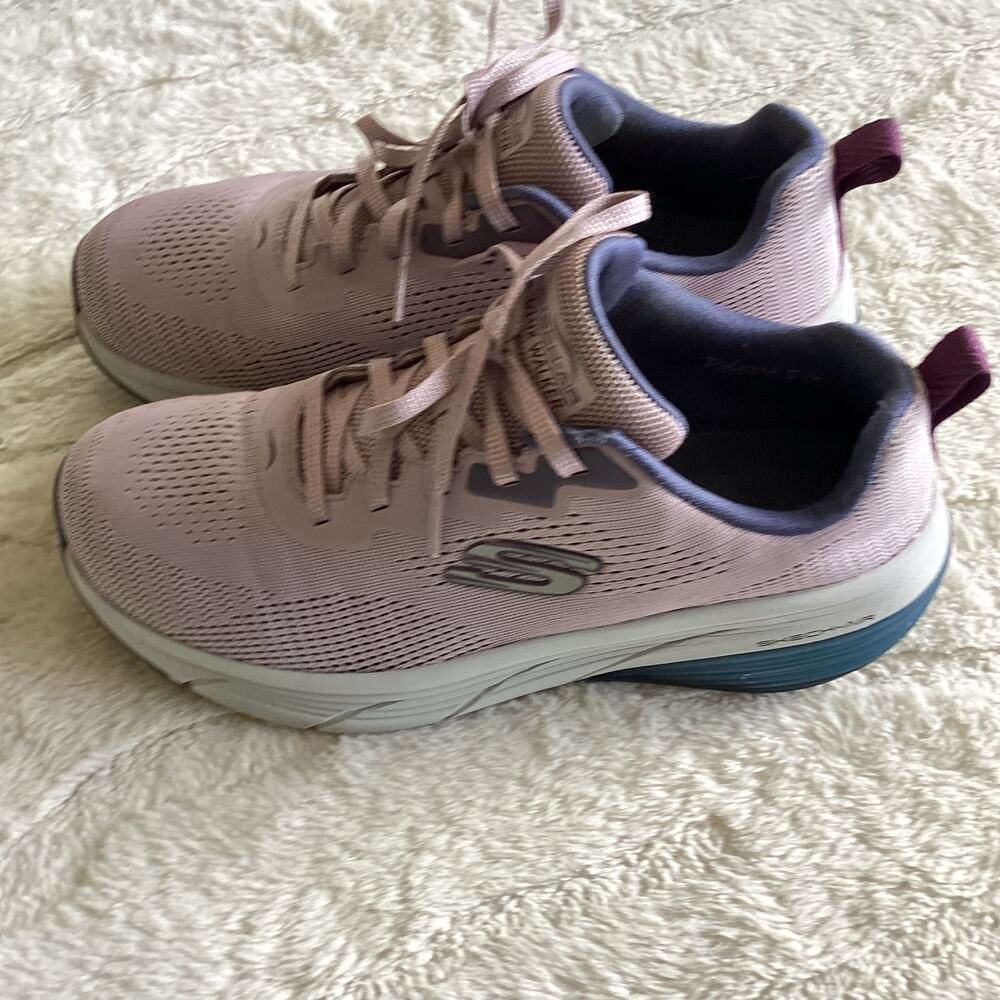 Skechers D’Lux Walker Women’s Size 8 Light Purple Walking Sneakers Memory Foam
